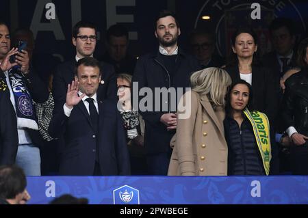 Julien Mattia/Le Pictorium - Nantes - Toulouse: Finale des französischen Pokals im Stade de France - 28/2/2017 - Frankreich / Ile-de-France (Region) / Saint Denis - französischer Präsident Emmanuel Macron und Brigitte Macron auf den Tribünen vor dem Finale des französischen Fußballpokals zwischen Nantes und Toulouse im Stade de France Stockfoto