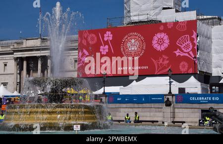 London, England, Großbritannien. 29. April 2023. Vor der Krönung von König Karl III., die am 6. Mai stattfindet, bedeckt ein riesiges Banner die National Gallery am Trafalgar Square. (Kreditbild: © Vuk Valcic/ZUMA Press Wire) NUR REDAKTIONELLE VERWENDUNG! Nicht für den kommerziellen GEBRAUCH! Kredit: ZUMA Press, Inc./Alamy Live News Stockfoto