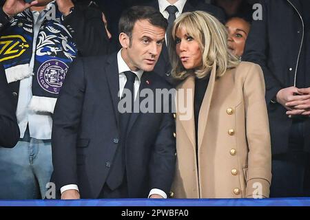 Der französische Präsident Emmanuel MACRON und die erste Dame Frankreichs Brigitte MACRON während des French Cup, Endspiel des FC Nantes und des FC Toulouse am 29. April 2023 im Stade de France in Saint-Denis bei Paris, Frankreich – Foto: Matthieu Mirville/DPPI/LiveMedia Stockfoto