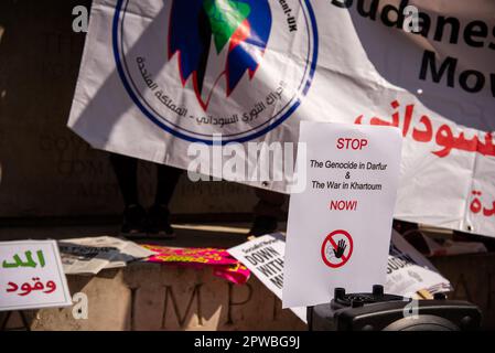 London, Großbritannien. 29. April 2023. Während der Proteste „Stop the war in Sudan“ in der Downing Street in London werden Plakate ausgestellt. Sudanesische Organisationen auf der ganzen Welt organisierten am 28. Und 29. April Demonstrationen, um ein Ende des Krieges im Sudan zu fordern. Kredit: SOPA Images Limited/Alamy Live News Stockfoto