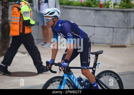 Candas, Spanien, 29. April 2023: Movistar Team Rider, Albert Torres während der 2. Etappe von Vuelta A Asturias 2023 zwischen Candas und Cangas del Narcea, am 29. April 2023 in Candas, Spanien. Kredit: Alberto Brevers / Alamy Live News Stockfoto