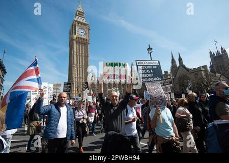 Westminster, London, Großbritannien. 29. April 2023. In Westminster und außerhalb der Downing Street in London fand heute ein gewaltiger Protest von Iranern und Anhängern statt. Die Demonstranten fordern die britische Regierung auf, das Korps der Islamischen Revoluntionären Garde (IRGC) im Iran als terroristische Organisation zu benennen. Wenn dies geschieht, würde es im Vereinigten Königreich zu einer Straftat werden, der Gruppe anzugehören oder ihre Aktivitäten zu unterstützen. Der Demonstrante Vahid Beheshti befindet sich derzeit am 66. Tag eines Hungerstreiks vor dem Auswärtigen Amt in London, der versucht, die britische Regierung mit der Benennung als Terrorist durch das IRGC zu überzeugen. Kredit: A Stockfoto