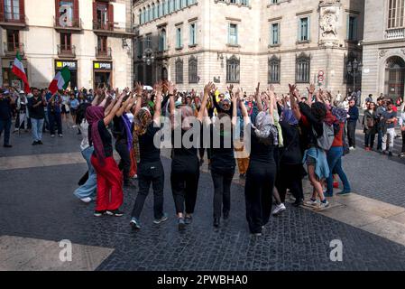 Barcelona, Spanien. 29. April 2023. Während der Demonstration am Internationalen Tanztag hebt eine Gruppe von Frauen die Hand zum Himmel. Am 29. April versammelte sich die iranische Gemeinschaft vor dem Rathaus von Barcelona, um den Internationalen Tanztag zu feiern, und tanzte zum symbolischen Lied Baraye, einem Symbol des Kampfes der Frauen gegen das islamische Regime. Kredit: SOPA Images Limited/Alamy Live News Stockfoto