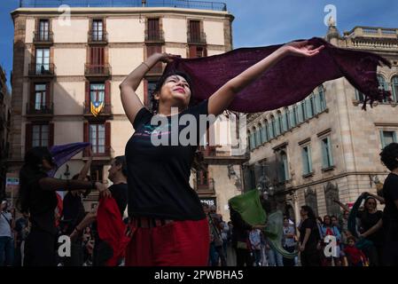 Barcelona, Spanien. 29. April 2023. Eine Frau tanzt, während sie während der iranischen Gemeindedemonstration im PlaÁa Sant Jaume in Barcelona ein Kopftuch erhebt. Am 29. April versammelte sich die iranische Gemeinschaft vor dem Rathaus von Barcelona, um den Internationalen Tanztag zu feiern, und tanzte zum symbolischen Lied Baraye, einem Symbol des Kampfes der Frauen gegen das islamische Regime. Kredit: SOPA Images Limited/Alamy Live News Stockfoto