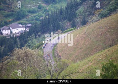 Las Tiendas, Spanien, 29. April 2023: Die Favoritengruppe, die vom Movistar Team während der 2. Etappe von Vuelta A Asturias 2023 zwischen Candas und Cangas del Narcea am 29. April 2023 in Las Tiendas, Spanien, gezogen wurde. Kredit: Alberto Brevers / Alamy Live News Stockfoto