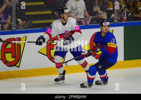 Nottingham, Großbritannien. 29. April 2023. Johnny Curran spielte für Großbritannien und Young Jun Lee für Korea während eines Spiels in der IIHF Eishockey-Weltmeisterschaft 2023, Division I, Gruppe A Turnier in der Motorpoint Arena in Nottingham. Quelle: Colin Edwards/Alamy Live News Stockfoto