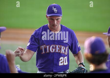 Baton Rouge, LA, USA. 29. April 2023. Der LSU Starting Pitcher [Paul Skenes] (20) wird von Teamkollegen zwischen den Innings während der NCAA Baseball-Action zwischen den Alabama Crimson Tide und den LSU Tigers im Alex Box Stadium, Skip Bertman Field in Baton Rouge, LA, beglückwünscht. Jonathan Mailhes/CSM/Alamy Live News Stockfoto