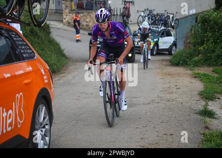 Las Tiendas, Spanien, 29. April 2023: Burgos-BH Rider, Pelayo Sanchez während der 2. Etappe von Vuelta A Asturias 2023 zwischen Candas und Cangas del Narcea, am 29. April 2023 in Las Tiendas, Spanien. Kredit: Alberto Brevers / Alamy Live News Stockfoto