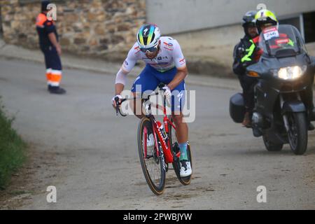 Las Tiendas, Spanien, 29. April 2023: TotalEnergies-Fahrer Julian Simon während der 2. Etappe von Vuelta A Asturias 2023 zwischen Candas und Cangas del Narcea, am 29. April 2023 in Las Tiendas, Spanien. Kredit: Alberto Brevers / Alamy Live News Stockfoto