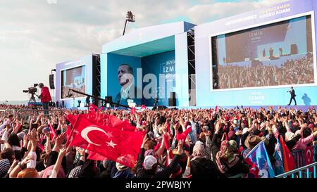 Präsident Recep Tayyip Erdogan nahm an der Kundgebung in Izmir im Rahmen der Kampagne für die allgemeinen Wahlen vom 14. Mai Teil. Präsident Recep Tayyip Erdogan hielt eine Rede auf der Kundgebung in Izmir, die auf dem Gundogdu-Platz stattfand. Während die Präsidentschafts- und Parlamentswahlen von 2023 in 15 Tagen anstehen, werden die Wahlkundgebungen der Volksallianz und der Nation Alliance in der Türkei fortgesetzt. Präsident Erdogan ist Präsidentschaftskandidat der Volksallianz für die Wahlen 2023 in der Türkei. Kredit: İdil Toffolo/Alamy Live News Stockfoto