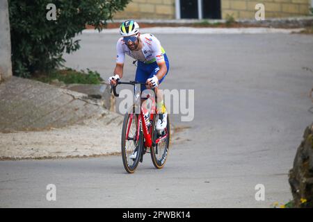 Las Tiendas, Spanien, 29. April 2023: TotalEnergies Rider Fabien Grellier während der 2. Stufe von Vuelta A Asturias 2023 zwischen Candas und Cangas del Narcea, am 29. April 2023 in Las Tiendas, Spanien. Kredit: Alberto Brevers / Alamy Live News Stockfoto