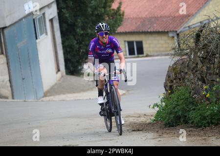 Las Tiendas, Spanien, 29. April 2023: Burgos-BH-Fahrer, Angel Madrazo während der 2. Etappe von Vuelta A Asturias 2023 zwischen Candas und Cangas del Narcea, am 29. April 2023 in Las Tiendas, Spanien. Kredit: Alberto Brevers / Alamy Live News Stockfoto