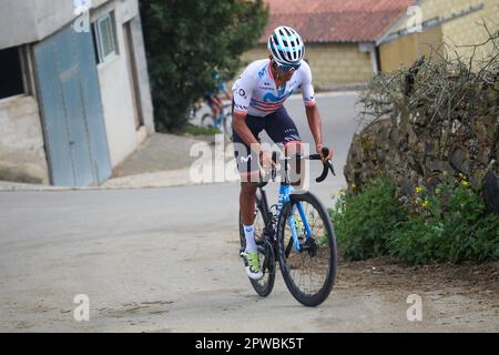 Las Tiendas, Spanien, 29. April 2023: Movistar Team Rider Abner Gonzalez während der 2. Stufe von Vuelta A Asturias 2023 zwischen Candas und Cangas del Narcea, am 29. April 2023, in Las Tiendas, Spanien. Kredit: Alberto Brevers / Alamy Live News Stockfoto