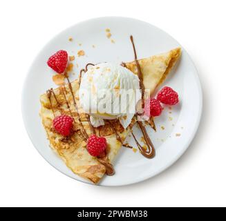 Teller mit Crepes mit Eis und Himbeeren isoliert auf weißem Hintergrund, Draufsicht Stockfoto