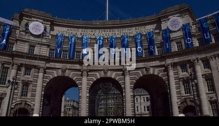 London, England, Großbritannien. 29. April 2023. Vor der Krönung von König Karl III., die am 6. Mai stattfindet, installieren die Arbeiter am Admiralty Arch in der Mall ein riesiges Krönungszeichen. (Kreditbild: © Vuk Valcic/ZUMA Press Wire) NUR REDAKTIONELLE VERWENDUNG! Nicht für den kommerziellen GEBRAUCH! Stockfoto