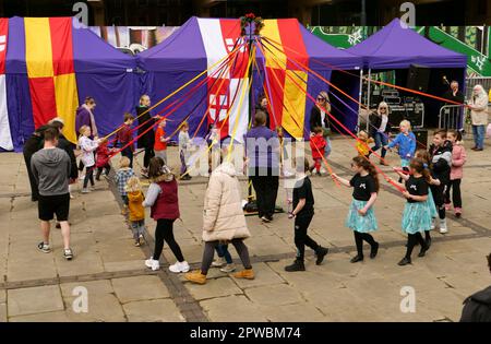 Saint George's Day Celebrations Derby 2023. May Pole Tänzer auf dem Marktplatz im Stadtzentrum von Derby. Stockfoto