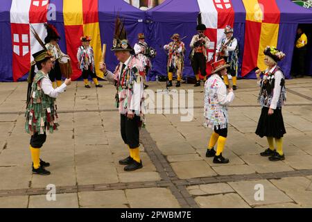 Saint George's Day Celebrations Derby 2023. Morris-Tänzer auf dem Marktplatz im Stadtzentrum von Derby. Stockfoto