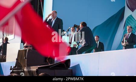 Präsident Recep Tayyip Erdogan nahm an der Kundgebung in Izmir im Rahmen der Kampagne für die allgemeinen Wahlen vom 14. Mai Teil. Präsident Recep Tayyip Erdogan hielt eine Rede auf der Kundgebung in Izmir, die auf dem Gundogdu-Platz stattfand. Während die Präsidentschafts- und Parlamentswahlen von 2023 in 15 Tagen anstehen, werden die Wahlkundgebungen der Volksallianz und der Nation Alliance in der Türkei fortgesetzt. Präsident Erdogan ist Präsidentschaftskandidat der Volksallianz für die Wahlen 2023 in der Türkei. Kredit: İdil Toffolo/Alamy Live News Stockfoto