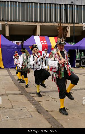 Saint George's Day Celebrations Derby 2023. Morris-Tänzer auf dem Marktplatz im Stadtzentrum von Derby. Stockfoto