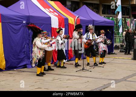 Saint George's Day Celebrations Derby 2023. Morris-Tänzer auf dem Marktplatz im Stadtzentrum von Derby. Stockfoto