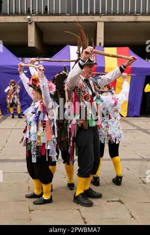 Saint George's Day Celebrations Derby 2023. Morris-Tänzer auf dem Marktplatz im Stadtzentrum von Derby. Stockfoto