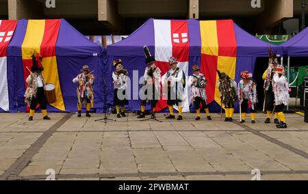 Saint George's Day Celebrations Derby 2023. Morris-Tänzer auf dem Marktplatz im Stadtzentrum von Derby. Stockfoto