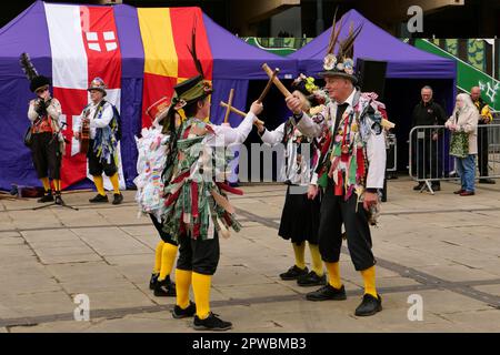 Saint George's Day Celebrations Derby 2023. Morris-Tänzer auf dem Marktplatz im Stadtzentrum von Derby. Stockfoto