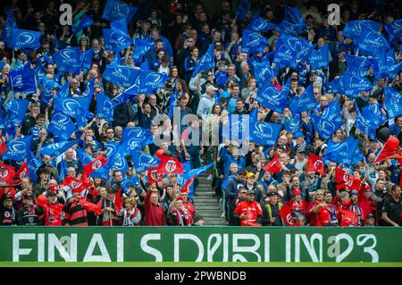 Dublin, Irland. 29. April 2023. Fans mit Flaggen während des Halbfinalspiels des Heineken Champions Cup zwischen Leinster Rugby und Stade Toulousain im Aviva Stadium in Dublin, Irland, am 29. April 2023 (Foto: Andrew SURMA/Credit: SIPA USA/Alamy Live News Stockfoto