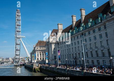 Westminster, London, Großbritannien. 29. April 2023. Blauer Himmel über dem London Eye. Es war ein schöner sonniger Tag in Westminster, London, heute, als die Temperaturen über 20C Grad anstiegen. London boomte mit Besuchern und Touristen, die den Sonnenschein am Feiertagswochenende im Mai genossen. Kredit: Maureen McLean/Alamy Live News Stockfoto