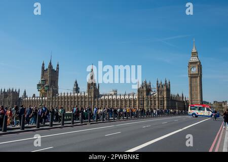 Westminster, London, Großbritannien. 29. April 2023. Blauer Himmel über dem Unterhaus. Es war ein schöner sonniger Tag in Westminster, London, heute, als die Temperaturen über 20C Grad anstiegen. London boomte mit Besuchern und Touristen, die den Sonnenschein am Feiertagswochenende im Mai genossen. Kredit: Maureen McLean/Alamy Live News Stockfoto