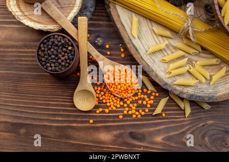 Top View rohe Pasta mit Buchweizen und Linsen auf braunem Hintergrund Spaghetti Mahlzeit Groß Müsli Essen Dinner Stockfoto