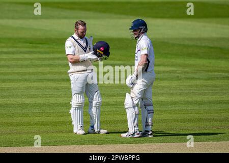 LONDON, VEREINIGTES KÖNIGREICH. 29. April 2023. S. Robson of Middlesex (rechts) und M. Stoneman of Middlesex (links) während LV=Insurance County Championship Middlesex V Kent am 4. Tag auf dem Lord's Cricket Ground am Samstag, den 29. April 2023 in LONDON, ENGLAND. Kredit: Taka Wu/Alamy Live News Stockfoto