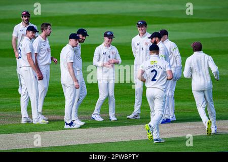 LONDON, VEREINIGTES KÖNIGREICH. 29. April 2023. Ben Compton aus Kent (links) feiert mit Teamkollegen, nachdem er am 4. Tag auf dem Lord's Cricket Ground am Samstag, den 29. April 2023 in LONDON, ENGLAND, bei der LV=Insurance County Championship Middlesex V Kent den Ball gefangen hat, der von Wes Agar of Kent gebowlt wurde. Kredit: Taka Wu/Alamy Live News Stockfoto