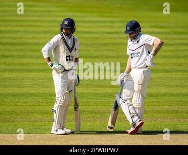 LONDON, VEREINIGTES KÖNIGREICH. 29. April 2023. S. Robson of Middlesex (rechts) und M. Stoneman of Middlesex (links) während LV=Insurance County Championship Middlesex V Kent am 4. Tag auf dem Lord's Cricket Ground am Samstag, den 29. April 2023 in LONDON, ENGLAND. Kredit: Taka Wu/Alamy Live News Stockfoto