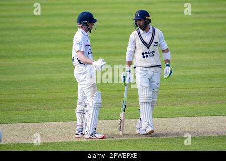 LONDON, VEREINIGTES KÖNIGREICH. 29. April 2023. S. Robson of Middlesex (links) und M. Stoneman of Middlesex (rechts) während LV=Insurance County Championship Middlesex V Kent am 4. Tag auf dem Lord's Cricket Ground am Samstag, den 29. April 2023 in LONDON, ENGLAND. Kredit: Taka Wu/Alamy Live News Stockfoto