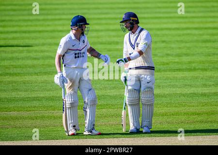 LONDON, VEREINIGTES KÖNIGREICH. 29. April 2023. M. Stoneman von Middlesex (rechts) und S. Robson von Middlesex (links) bei LV=Insurance County Championship Middlesex gegen Kent am 4. Tag auf dem Lord's Cricket Ground am Samstag, den 29. April 2023 in LONDON, ENGLAND. Kredit: Taka Wu/Alamy Live News Stockfoto