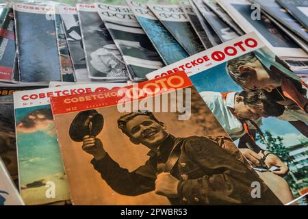 Retro-Zeitschriften „Sowjetfotos“ aus verschiedenen Jahren liegen auf der Theke eines Second-Hand-Buchladens in Moskau, Russland Stockfoto