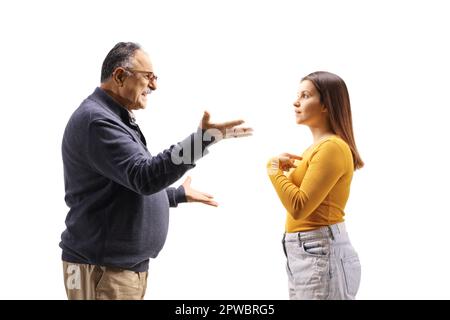 Profilaufnahme eines wütenden, reifen Mannes, der einen Streit mit seiner Tochter hat, isoliert auf weißem Hintergrund Stockfoto
