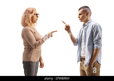 Mutter und Sohn haben einen Streit isoliert auf weißem Hintergrund Stockfoto