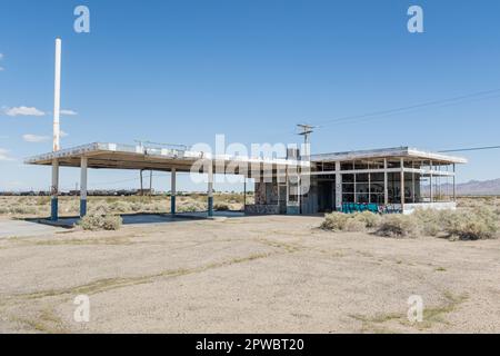 Eine verlassene Tankstelle befindet sich an den Bahngleisen in Yermo, in Südkaliforniens Mojave-Wüste, Stockfoto