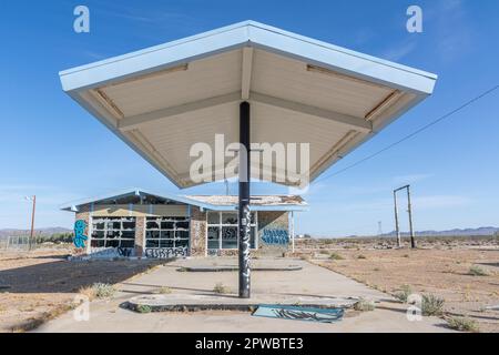 Diese verlassene Tankstelle befindet sich in Baker, Kalifornien, auch bekannt als das Tor zum Death Valley. Stockfoto