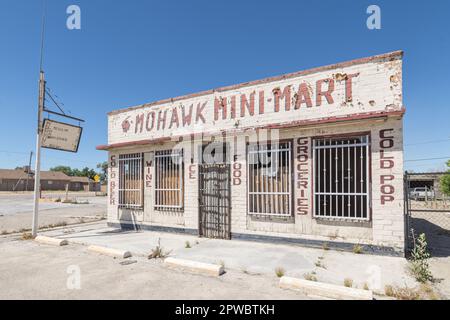 Der verlassene Mohawk Mini-Mart liegt an der Route 66 in Oro Grande, gleich außerhalb von Victorville, in der Mojave-Wüste von Südkalifornien. Stockfoto