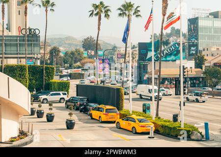 Los Angeles, Kalifornien, USA - 26. April 2023. Hollywood Hills am nebligen Morgen, Blick von Hollywood und Highland Center, Los Angeles Stockfoto