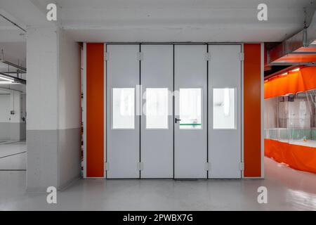 Fahrzeugwartungskonzept. Spritzlackierschrank für Fahrzeugkarosserie oder Fahrzeuglackierung oder Teile in einer Autoreparaturstation. Reparaturstation für Lackierkabine. Stockfoto