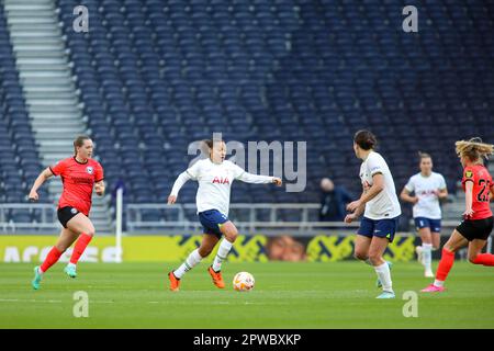 London, Großbritannien. 29. April 2023. London, England, April 29 2023: Drew Spence (24 Tottenham Hotspur) kontrolliert den Ball während des FA Womens Super League-Spiels zwischen Tottenham Hotspur und Brighton & Hove Albion in London, England. (Alexander Canillas/SPP) Guthaben: SPP Sport Press Photo. Alamy Live News Stockfoto