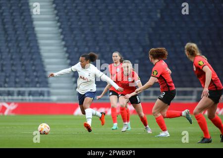 London, Großbritannien. 29. April 2023. London, England, April 29 2023: Drew Spence (24 Tottenham Hotspur) schützt den Ball während des FA Womens Super League-Spiels zwischen Tottenham Hotspur und Brighton & Hove Albion in London, England. (Alexander Canillas/SPP) Guthaben: SPP Sport Press Photo. Alamy Live News Stockfoto