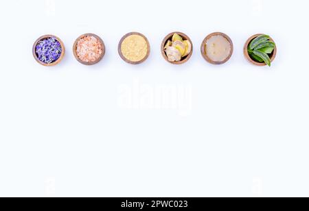 Hausgemachte Hautpflege mit natürlichen Zutaten Aloe Vera, Zitrone, Gurke, Himalaya-Salz, Gurke, Ingwer und Honig, Gesichtscreme, Lavendel auf einem weißen B Stockfoto