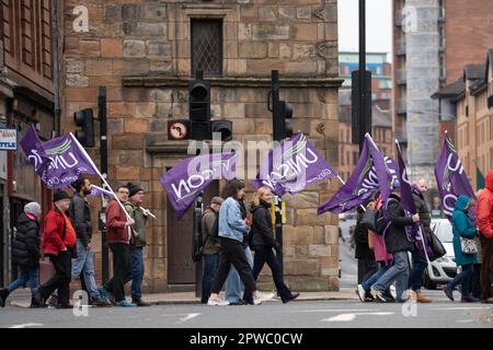 Glasgow, Schottland, Großbritannien. 29. April 2023. Mitglieder der PCS Union leiten den Mai-marsch des Glasgow Trades Union Council vom George Square zu einer Kundgebung im Queen's Park. Kredit: Richard Gass/Alamy Live News Stockfoto