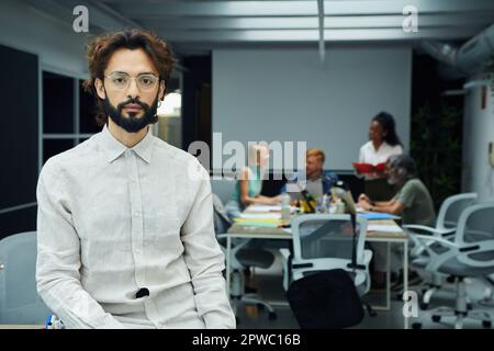 Geschäftsmann im Amt. Hart arbeitender und geschäftiger Typ. Porträt einer selbstbewussten Führungskraft. Stockfoto