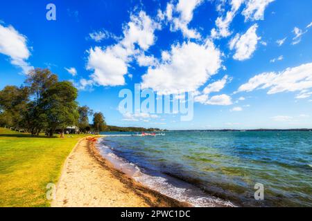 Heller sonniger Tag am Murrays Beach am Seeufer des Lake Macquarie in Australien - beliebtes Touristenziel für Wassersport und Aktivitäten. Stockfoto